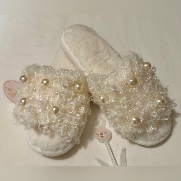 Amanda Blu Shoes - NWT Amanda Blu Curly Pearl Slippers – White